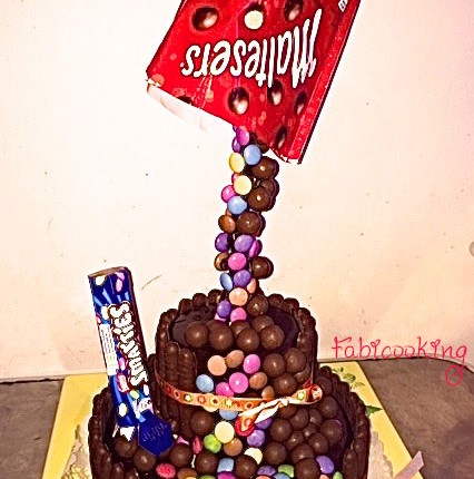 Gravity cake au chocolat, Smarties et Maltesers