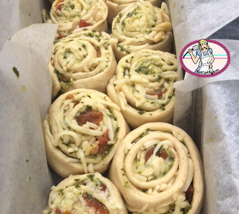 Pain escargot au pistou, mozza et tomates confites