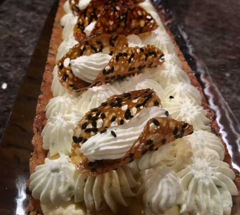 Tarte au citron yuzu et sésame noir