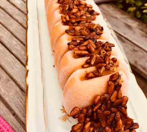 Glace abricot lavande aux pignons de pin caramélisés