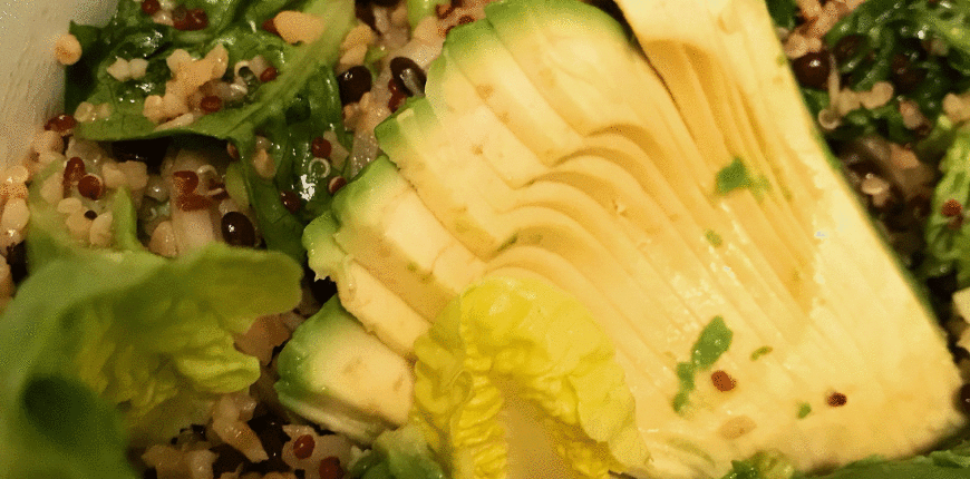 Salade quinoa avocat, vinaigrette miso