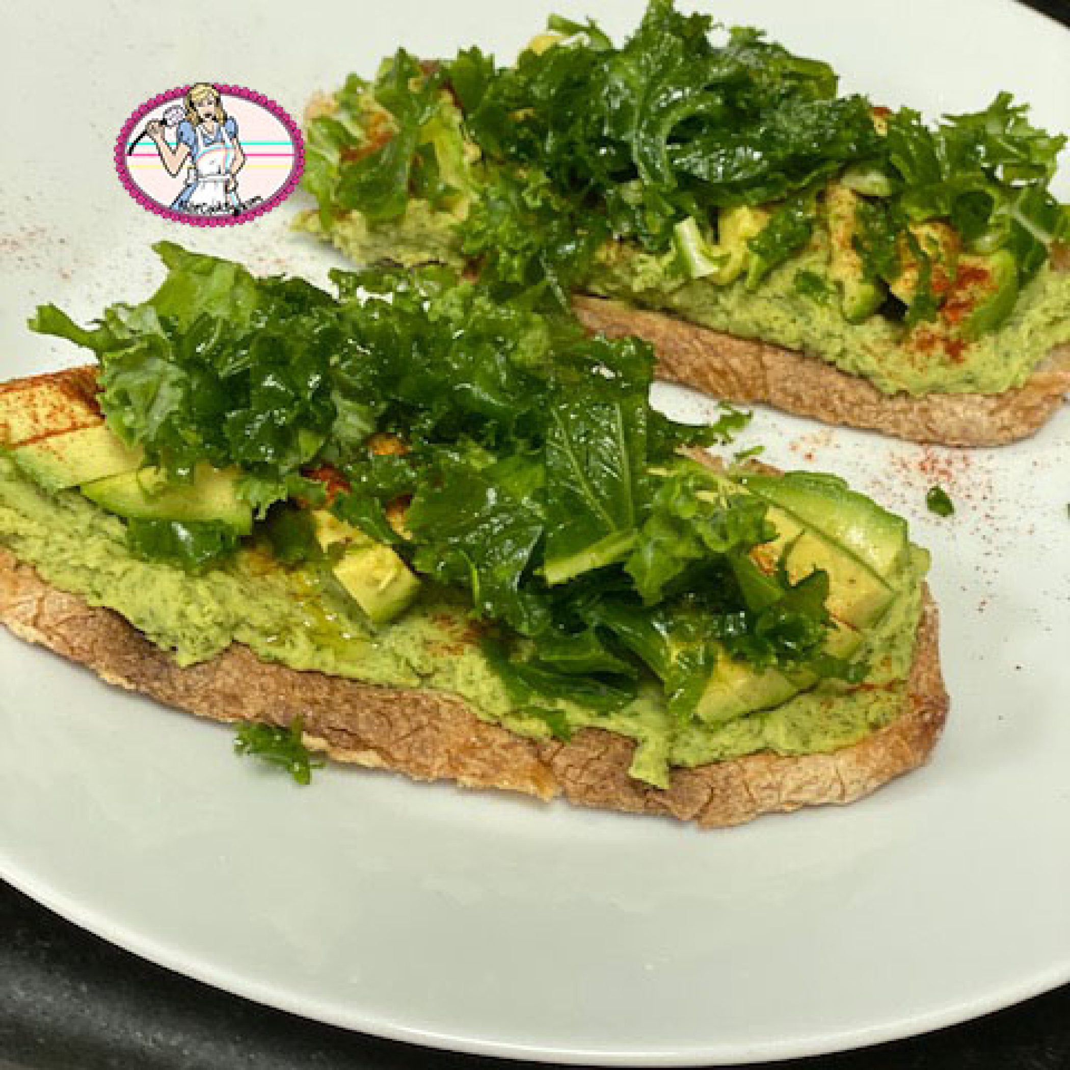 Avocado toast au hoummos de chou kale