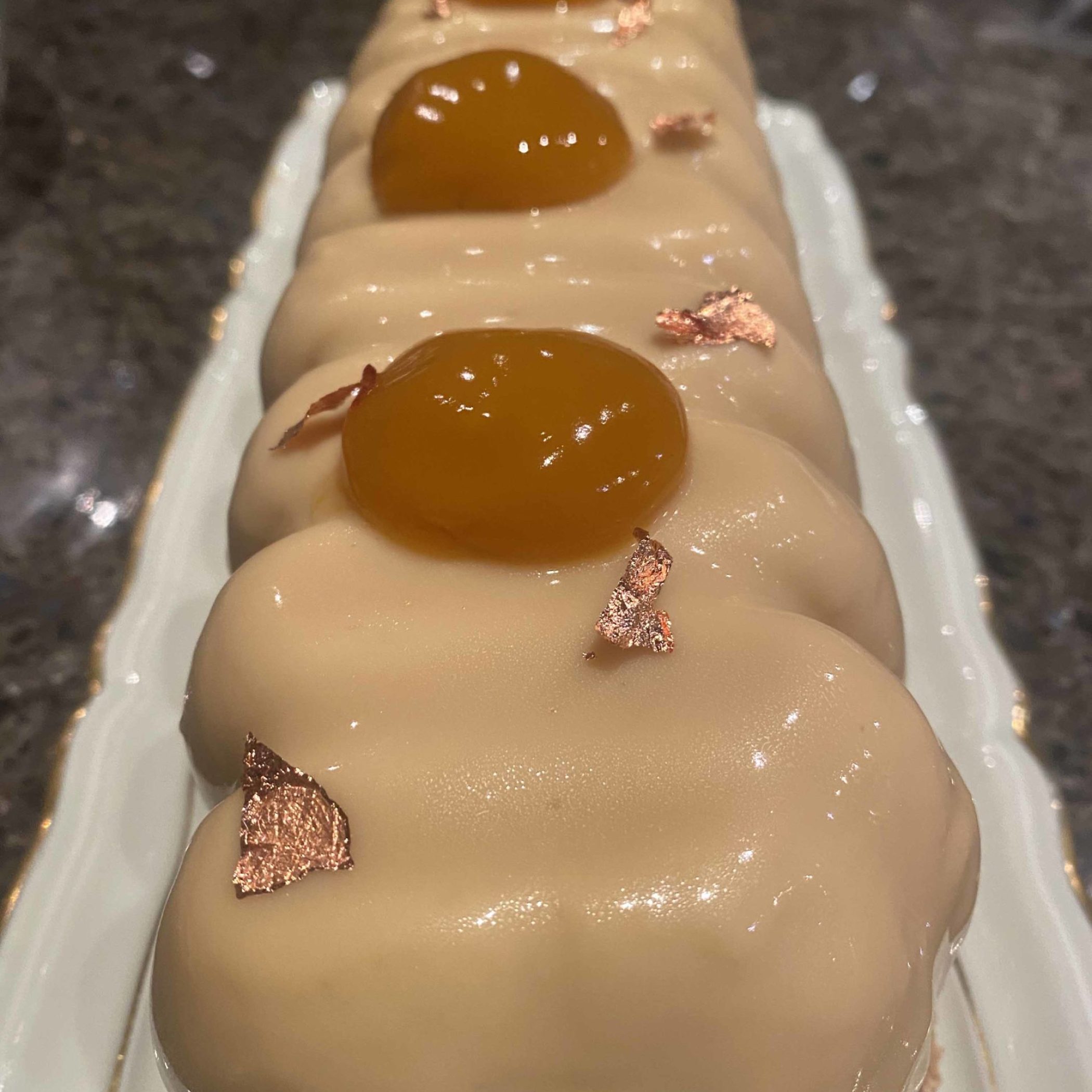 Entremets mangue passion et son croustillant pécan