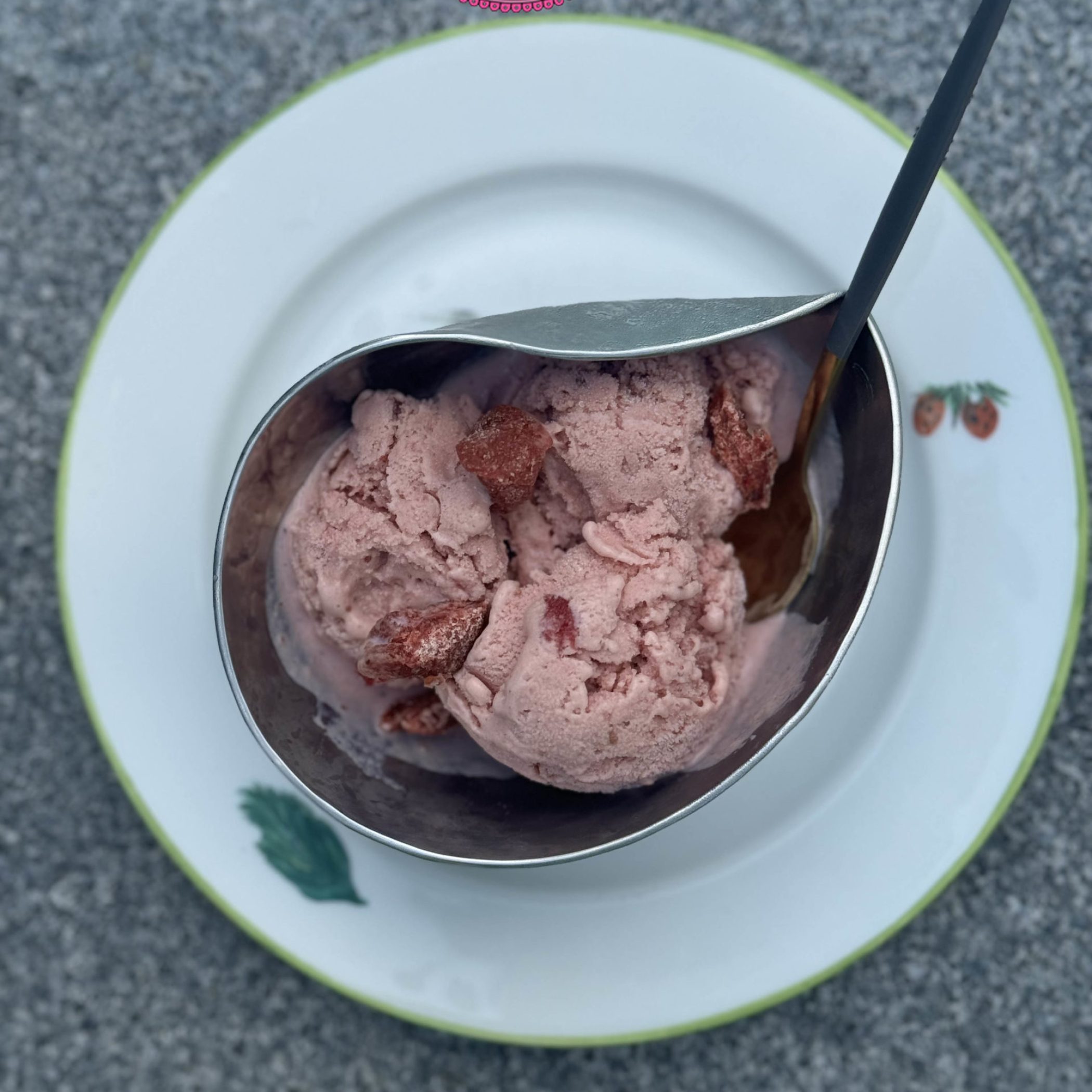 Glace au yaourt grec et aux fraises de folie