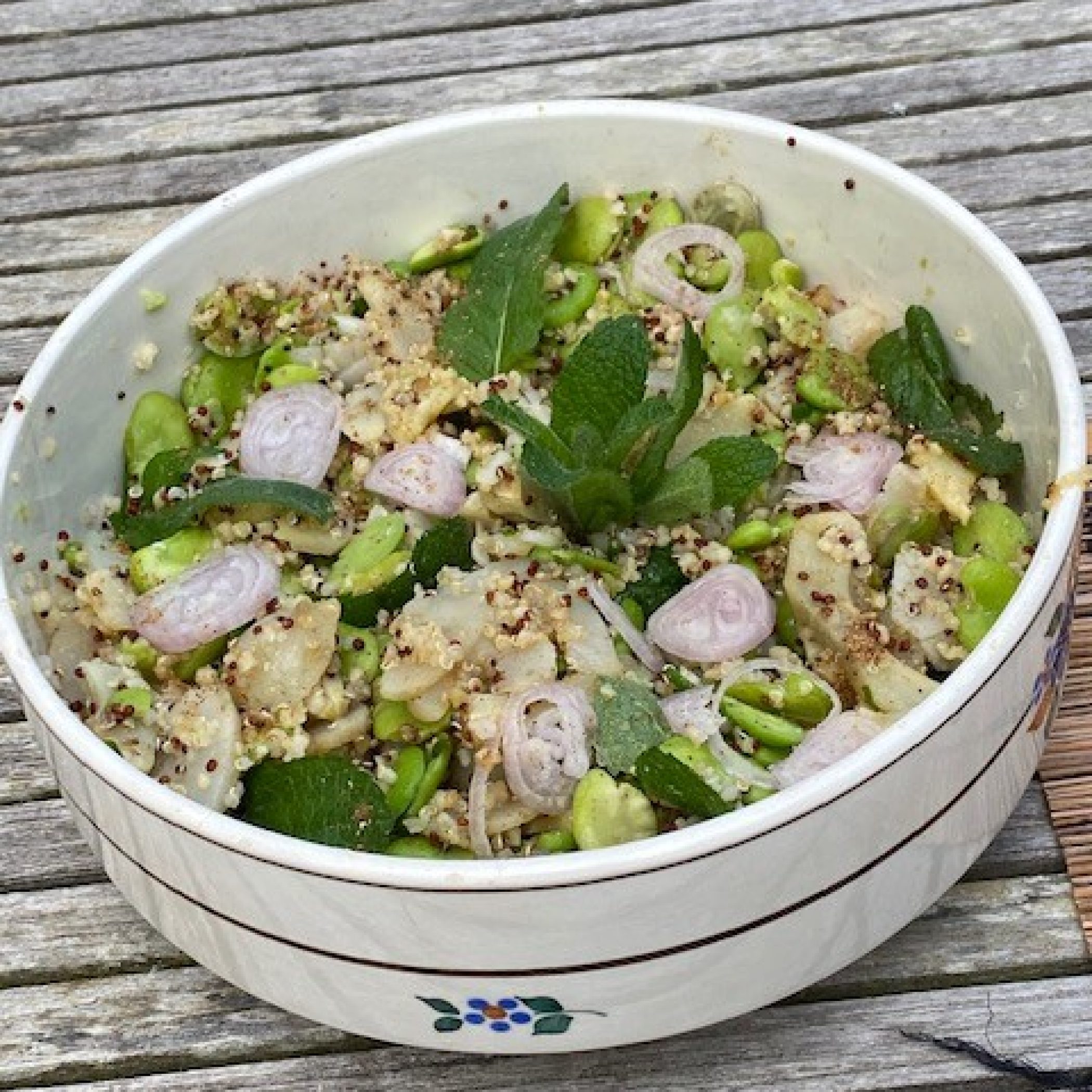 Salade de fèves, artichaut, menthe et vinaigrette au miso