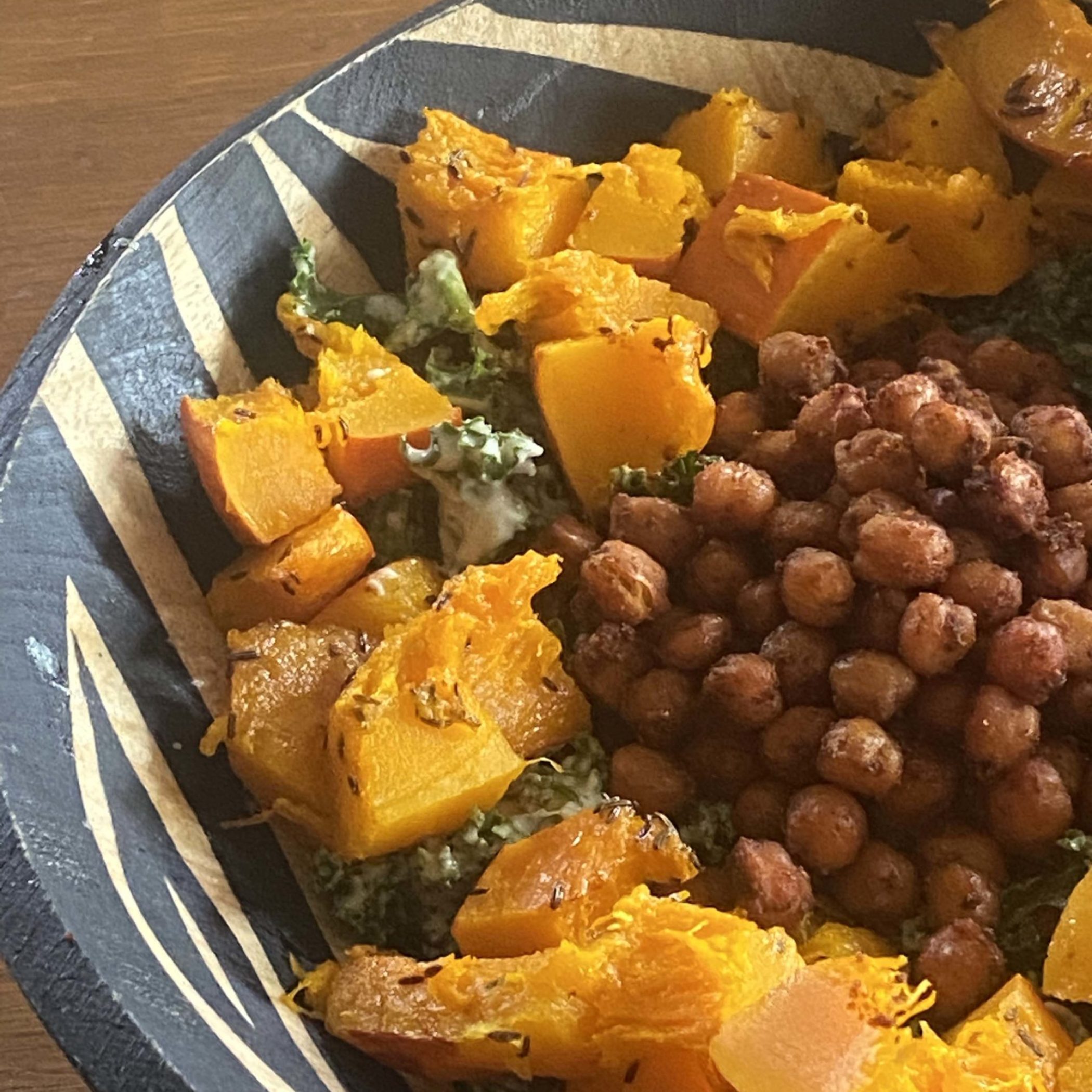 Salade de chou kale aux pois chiches tandoori